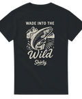 Svart t-shirt med texten Wade Into the Wild, linjeritning av öring, fjäll och vatten, Shirty-logo