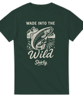 T-shirt med texten Wade Into the Wild, linjeritning av öring, fjäll och vatten, Shirty-logo