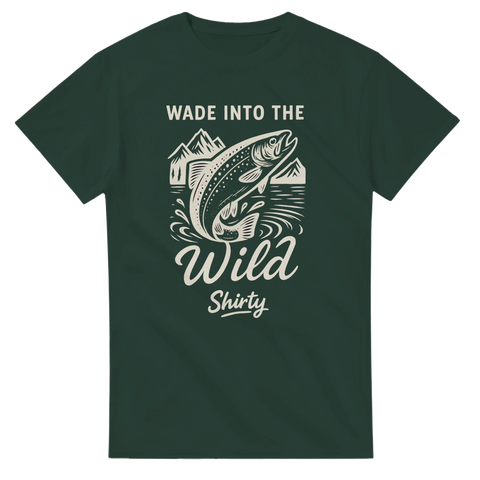 T-shirt med texten Wade Into the Wild, linjeritning av öring, fjäll och vatten, Shirty-logo