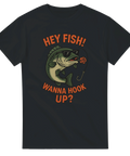 Svart t-shirt med tecknad bass i solglasögon och en flörtig fiskekrok, samt texten "Hey fish! Wanna hook up?" i röd-orange retrostil