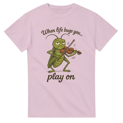 T-shirt med gräshoppa som spelar fiol och texten When Life Bugs You Play On