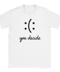 Vit t-shirt med dubbeltydig smiley och texten "you decide"