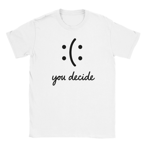 Vit t-shirt med dubbeltydig smiley och texten "you decide"