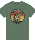 Grön sportfiske-tshirt med texten "Zander Pro – Night Fishing" och en tecknad huggande gös över ett gummibete, perfekt för gösfiskare