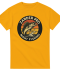 Gul sportfiske-tshirt med texten "Zander Pro – Night Fishing" och en tecknad huggande gös över ett gummibete, perfekt för gösfiskare