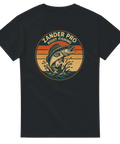 Svart t-shirt med texten "Zander Pro – Night Fishing" och en tecknad gös

