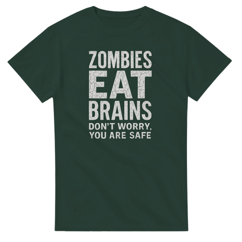 Mörkgrön unisex t-shirt med vit text “Zombies Eat Brains – Don’t Worry, You Are Safe” – rolig halloween- och skräcktröja.