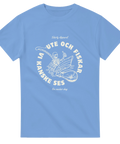 Carolina Blå t-shirt med vitt tryck föreställande ett skelett i båt med metspö och text i cirkel: "Ute och fiskar – Vi kanske ses".