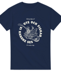 marinbla t-shirt med vitt tryck föreställande ett skelett i båt med metspö och text i cirkel: "Ute och fiskar – Vi kanske ses".