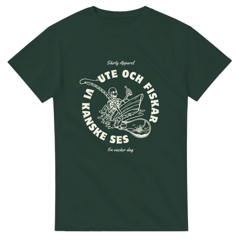 Mörkgrön t-shirt med vitt tryck föreställande ett skelett i båt med metspö och text i cirkel: "Ute och fiskar – Vi kanske ses".