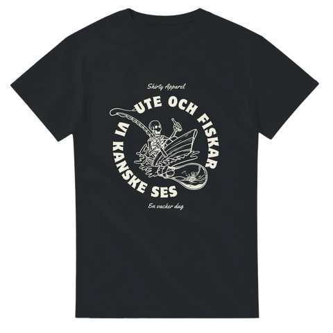 T-shirt Original i svart med vit grafik av skelett som fiskar, texten "Ute och fiskar – Vi kanske ses en vacker dag".