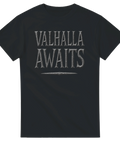 Svart t-shirt med texten "Valhalla Awaits" i nordisk stil