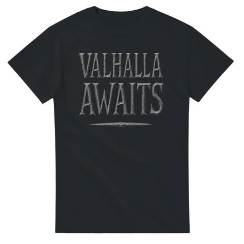 Svart t-shirt med texten "Valhalla Awaits" i nordisk stil