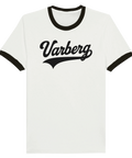 Ringer t-shirt med svart text "Varberg" i retrostil på vit bakgrund