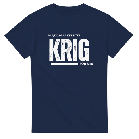 Marinblå t-shirt med texten “Varje dag är ett litet krig för mig” – humoristisk design om vardagskamp.