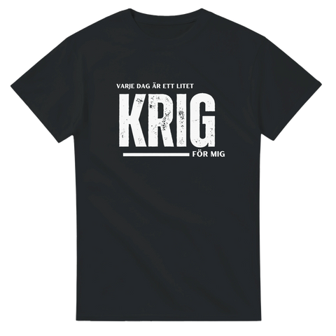 Svart t-shirt med texten “Varje dag är ett litet krig för mig” – humoristisk design om vardagskamp.
