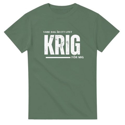 Grön t-shirt med texten “Varje dag är ett litet krig för mig” – humoristisk design om vardagskamp.