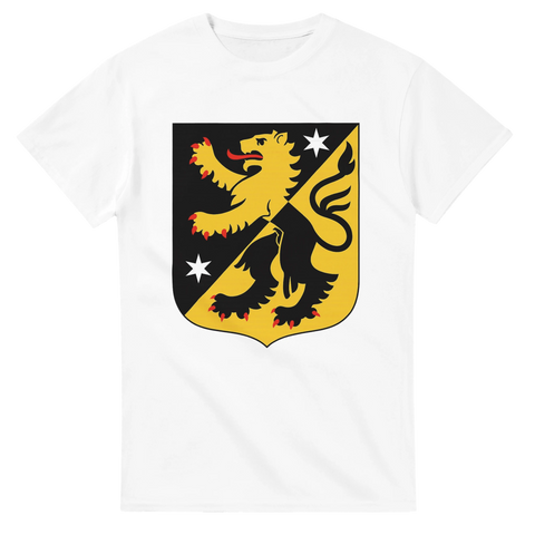 Vit t-shirt med tryck av Västergötlands landskapsvapen i svart och guld, med rött lejon och stjärnor – perfekt för lokalpatrioter och historieintresserade