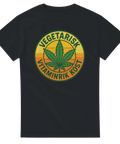 Svart retroinspirerad t-shirt med stort grönt cannabisblad och texten "Vegetarisk Vitaminrik Kost" – perfekt för växtbaserade livsstilsval