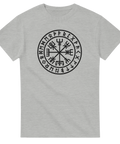 Grå t-shirt med svart tryck av fornnordisk symbol Vegvísir omgiven av runor