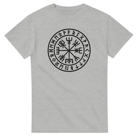 Grå t-shirt med svart tryck av fornnordisk symbol Vegvísir omgiven av runor
