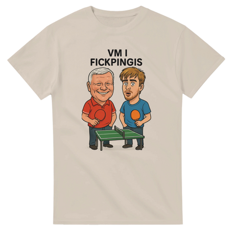 Beige t-shirt med humortryck "VM i Fickpingis" och tecknade spelare föreställande Lars Ohly och Truls Möregårdh vid minibordtennis
