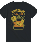 Svart t-shirt med glad whiskey sour-drink och texten ”Whiskey & Sour” – perfekt för whiskeyälskare och cocktailkvällar.