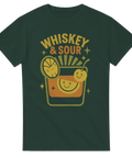 Grön t-shirt med glad whiskey sour-drink och texten ”Whiskey & Sour” – perfekt för whiskeyälskare och cocktailkvällar.