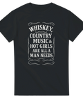 Svart t-shirt med vitt vintage-tryck “Whiskey, Country Music & Hot Girls Are All a Man Needs”.