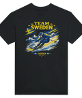 Svart t-shirt med illustrerat motiv av skidåkare i blågula färger