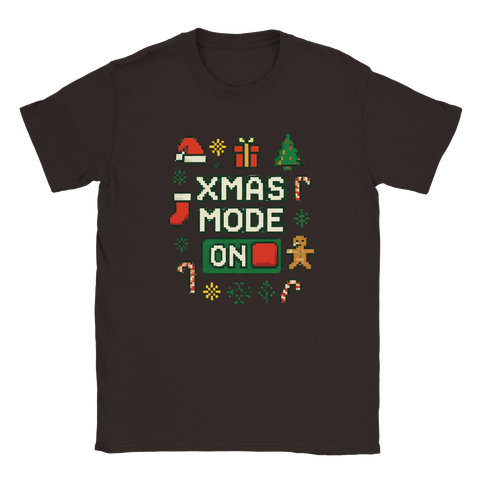 T-shirt med pixlig juldesign och texten "XMAS MODE ON" med julikoner