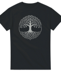 Svart t-shirt med motiv av Yggdrasil – livets träd i nordisk stil