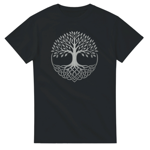 Svart t-shirt med motiv av Yggdrasil – livets träd i nordisk stil