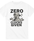 Vit t-shirt med en rökande, nonchalant kyckling och texten "Zero Clucks Given"